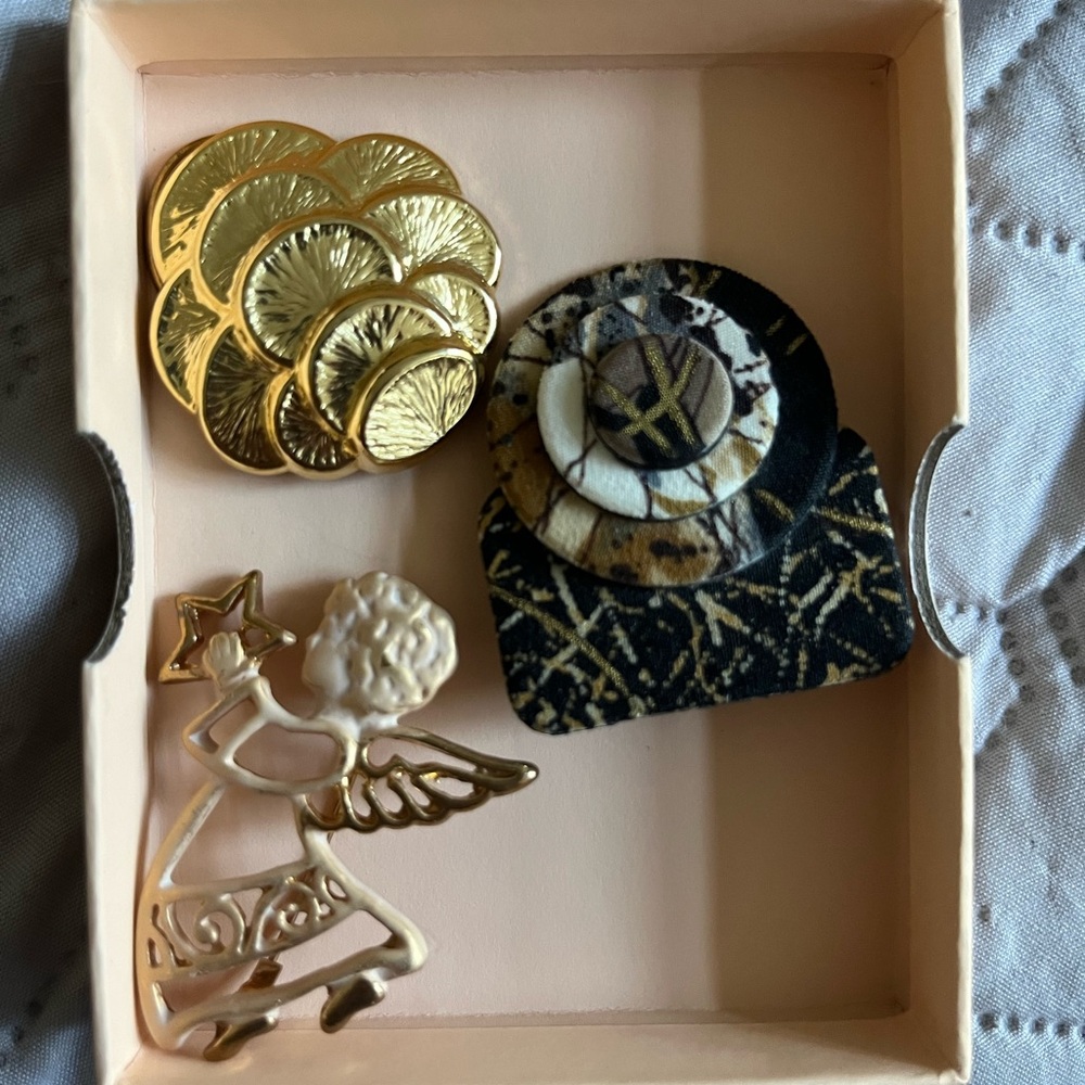 Gold and black Brooch Set